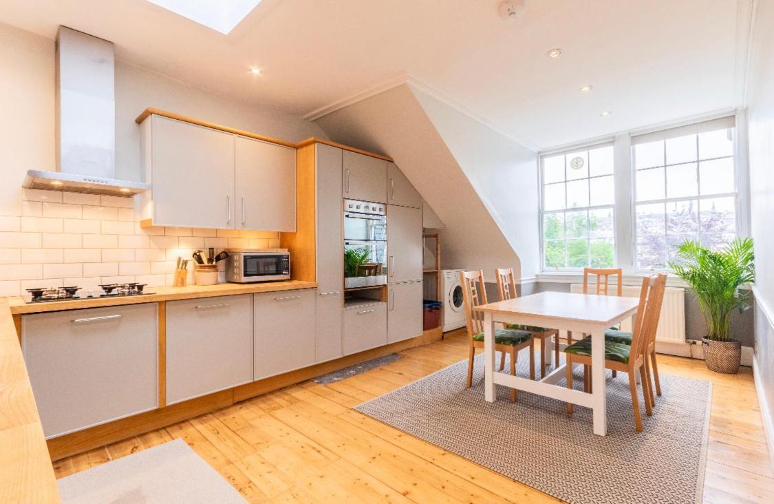 New Town Apartment With Castle View 爱丁堡 外观 照片