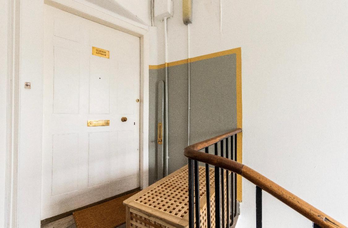 New Town Apartment With Castle View 爱丁堡 外观 照片