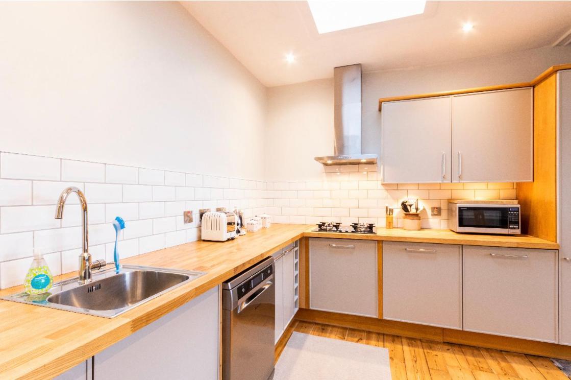 New Town Apartment With Castle View 爱丁堡 外观 照片