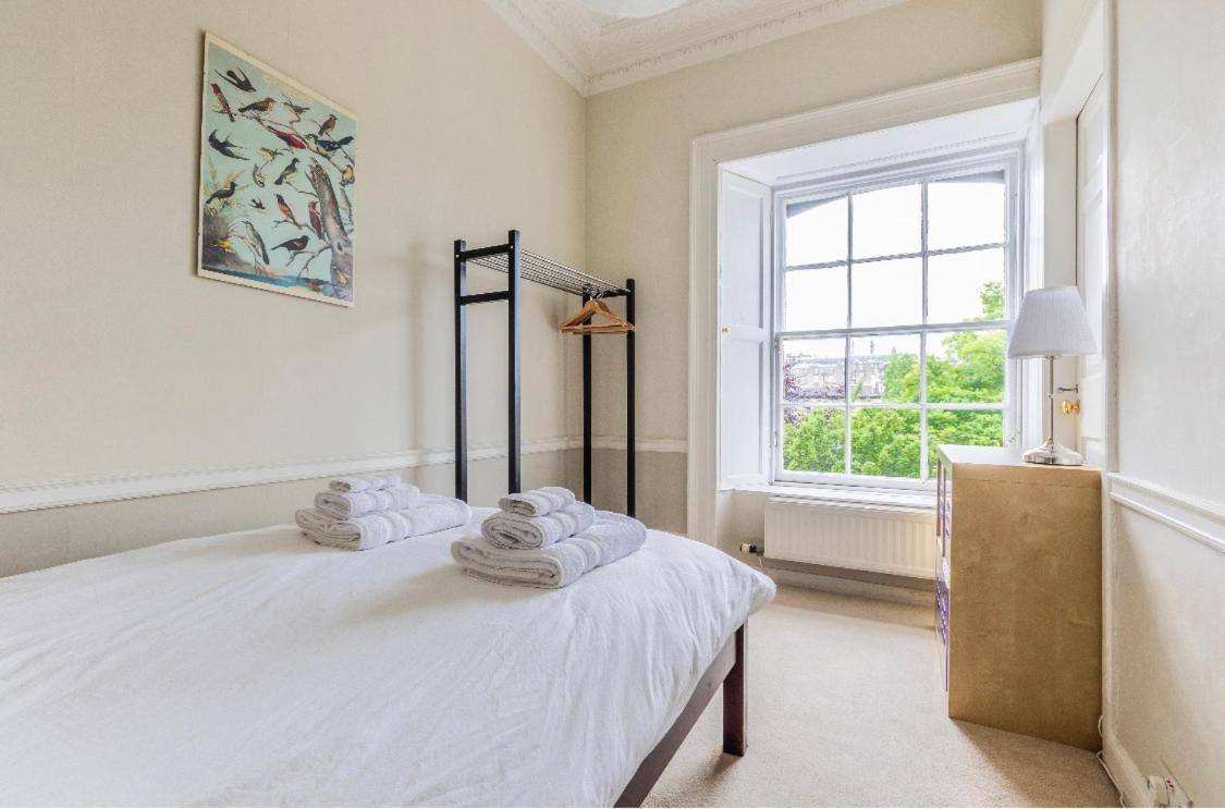 New Town Apartment With Castle View 爱丁堡 外观 照片